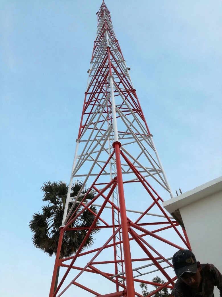 tiga menara baja komunikasi tubular berkaki