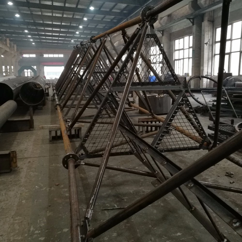 tiga menara baja komunikasi tubular berkaki