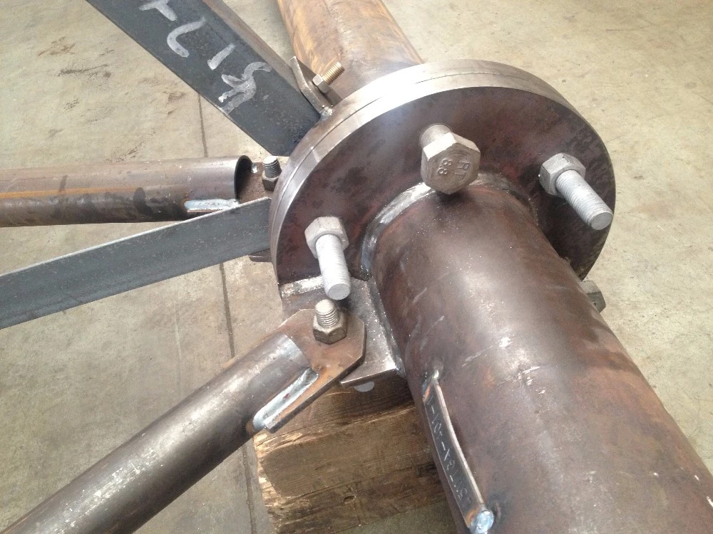 tiga menara baja komunikasi tubular berkaki