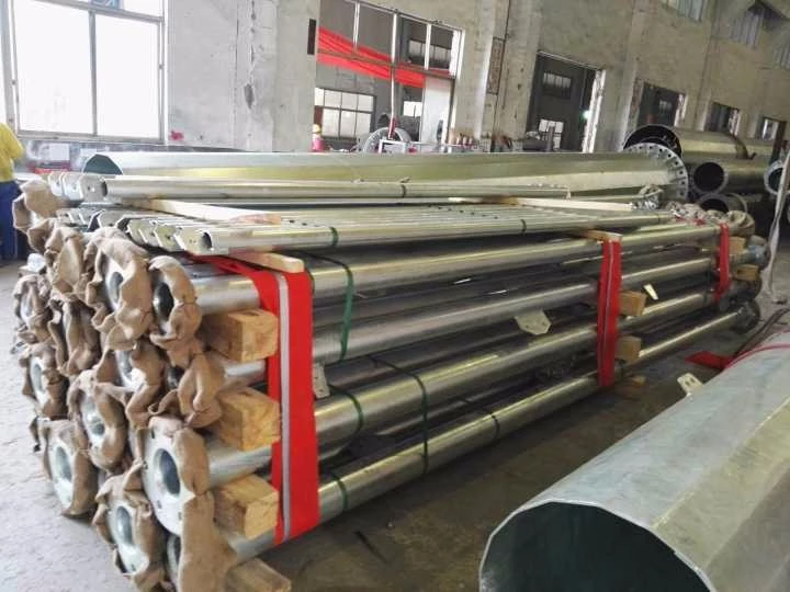 tiga menara baja komunikasi tubular berkaki